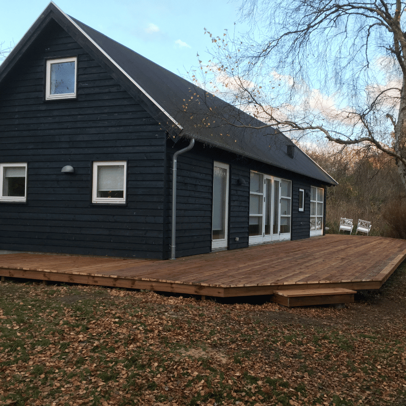 Stor træterrasse ved et hus